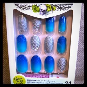 Kiss nails Halloween glow in the dark